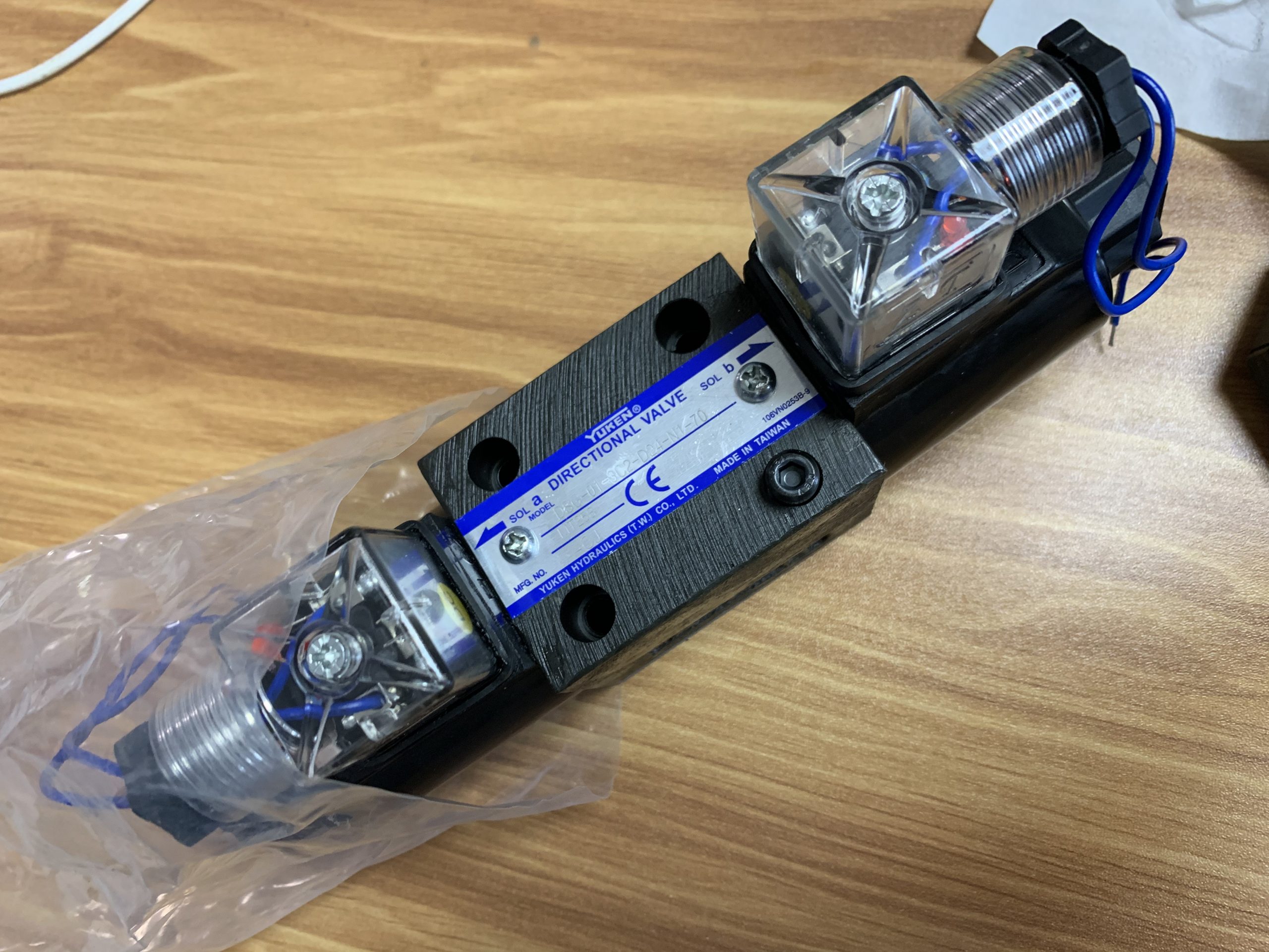 选型前先核对三项参数：丹佛斯电磁阀的电压、接口规格与适用介质配图