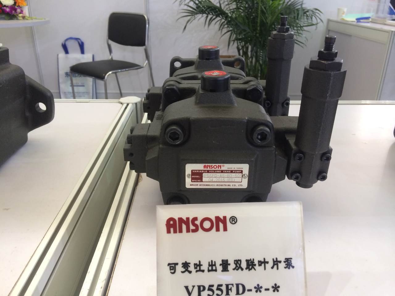 KCC活塞杆油缸爬行与漏油故障排查:密封、油液及同轴度检查要点配图