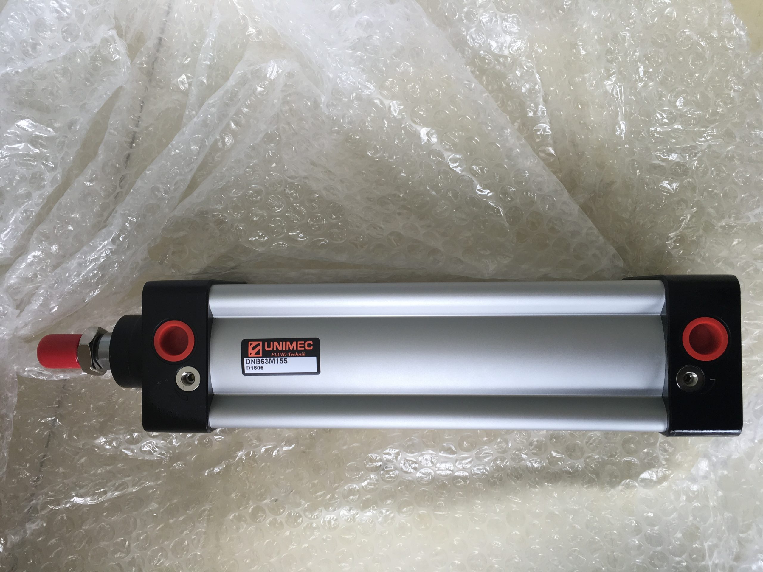 小空间用缸怎么选?KCC小型液压缸与普通液压缸在尺寸、推力、行程和安装上的差异配图