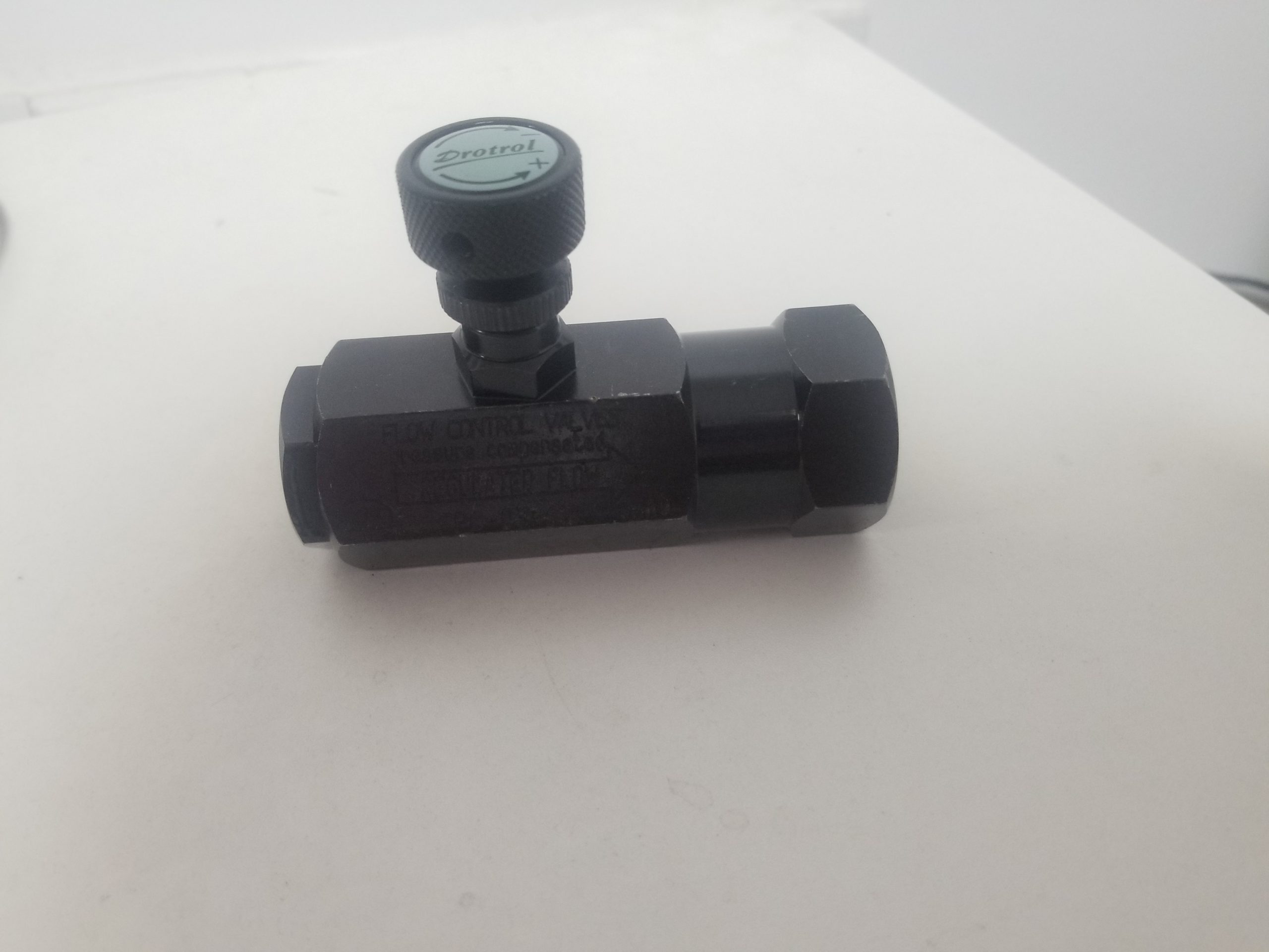 小空间用缸怎么选?KCC小型液压缸与普通液压缸在尺寸、推力、行程和安装上的差异配图