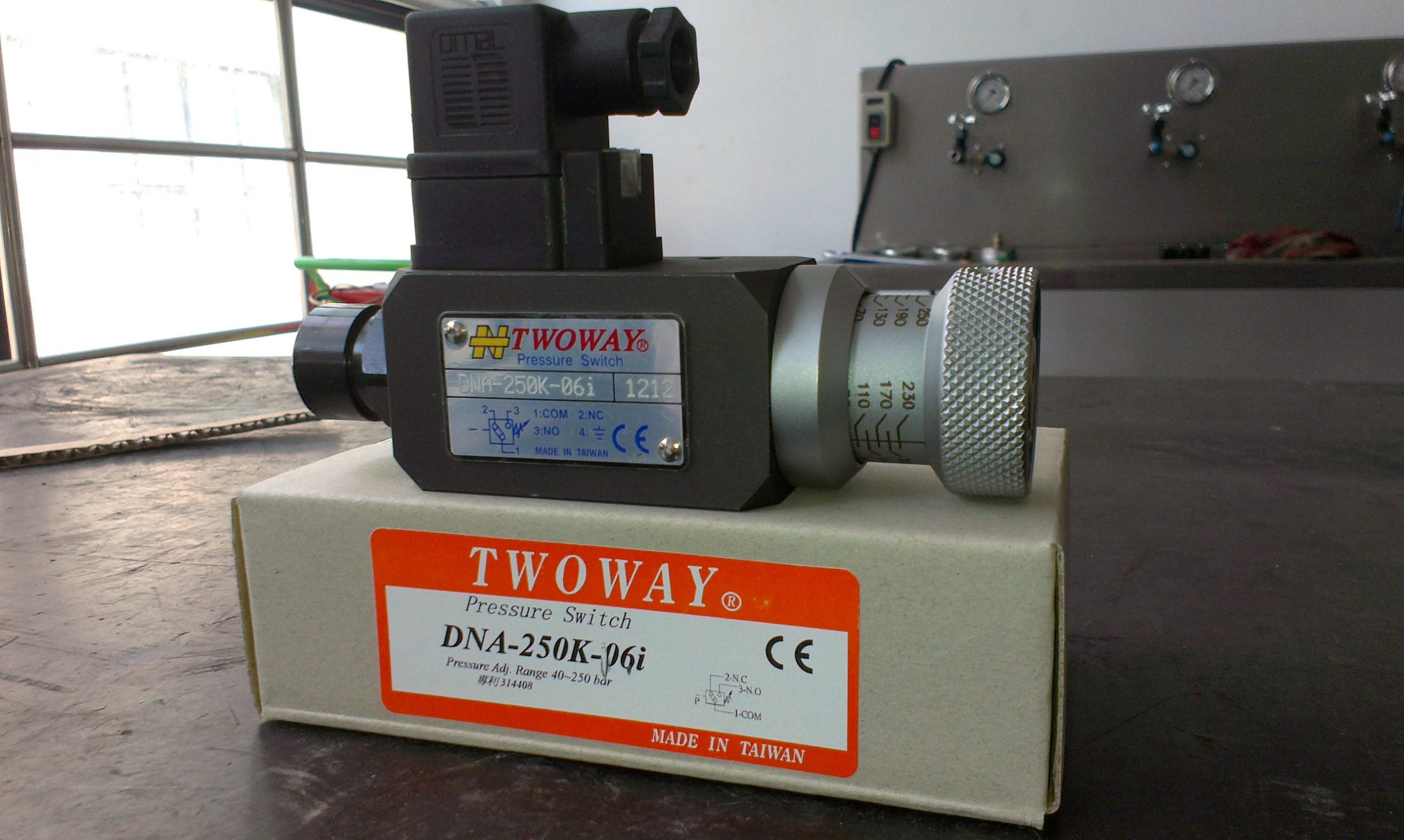 液压系统执行元件的换向控制中,kompass电磁换向阀起什么作用?配图